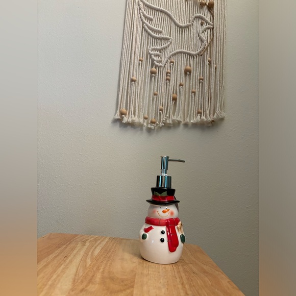 NWT. Ceramic glazed snowman soap or lotion dispenser. Christmas decor. ☃️ - Picture 3 of 3